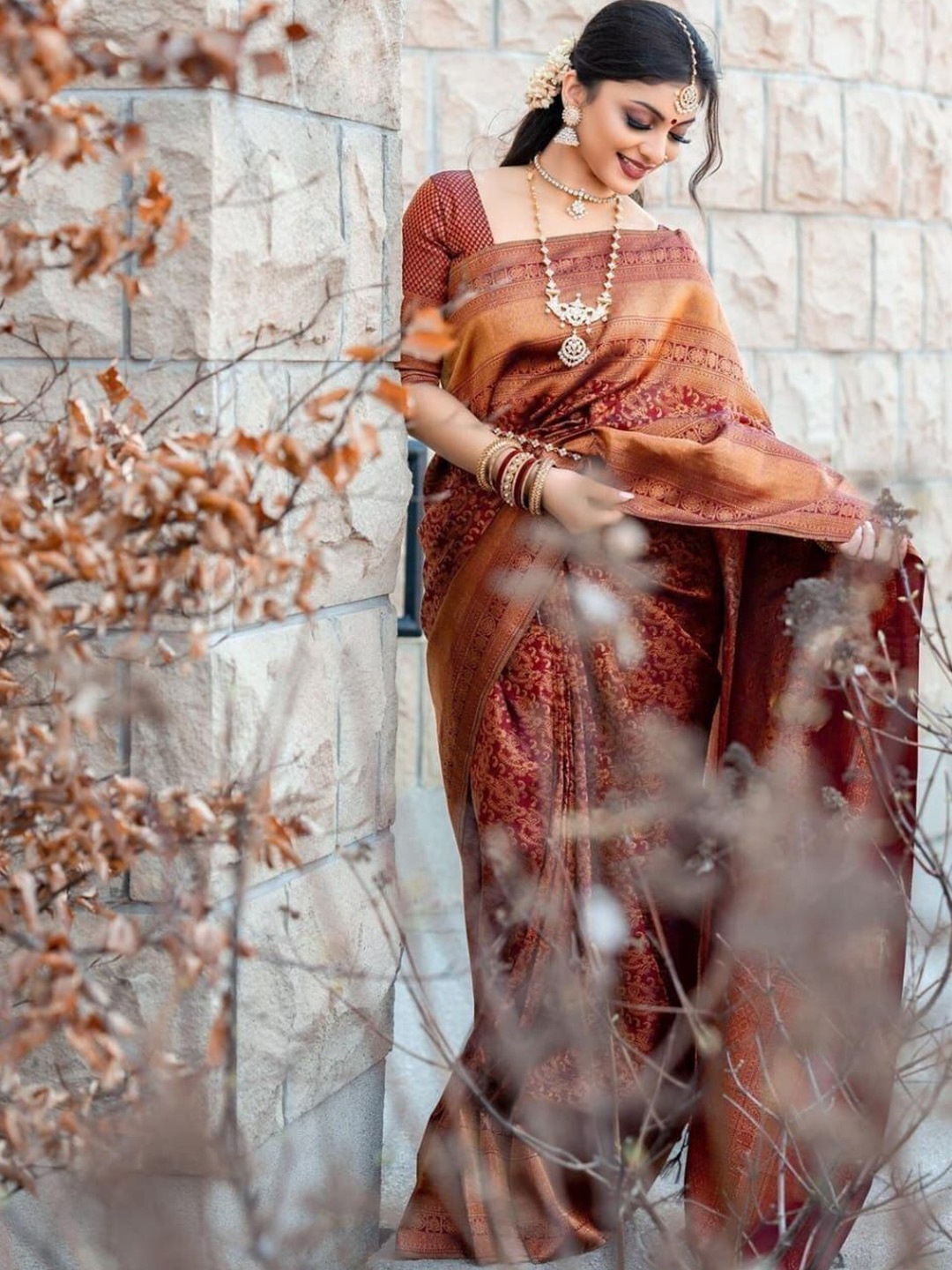 

bansari textiles Woven Design Zari Silk Blend Kanjeevaram Saree, Maroon