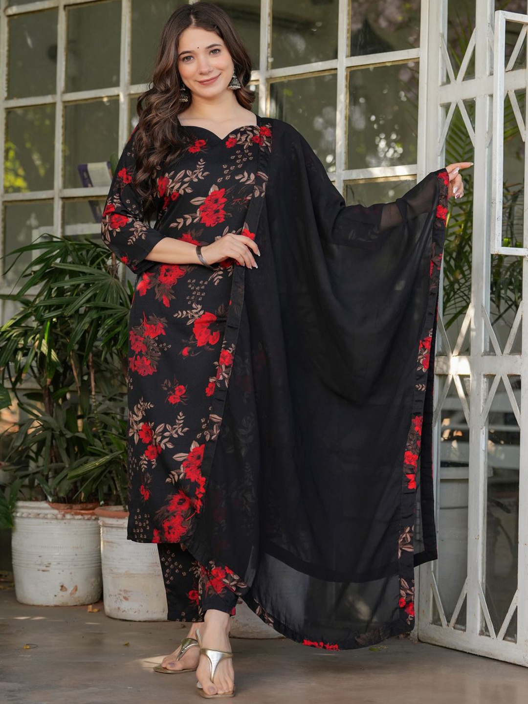 

REALLTREND Women Floral Printed Regular Kurta with Trousers & With Dupatta, Black