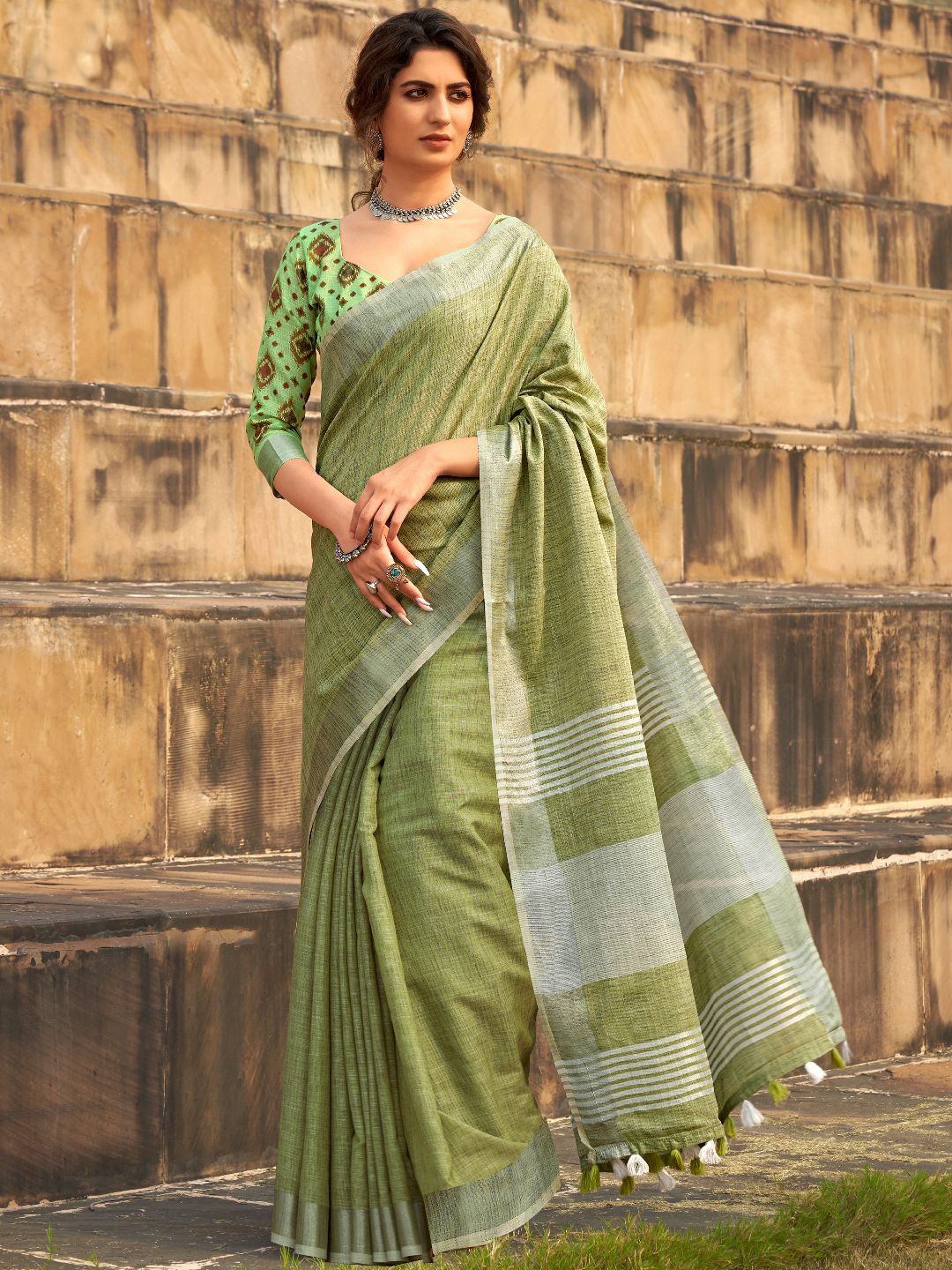 

Mitera Linen Blend Khadi Saree, Green