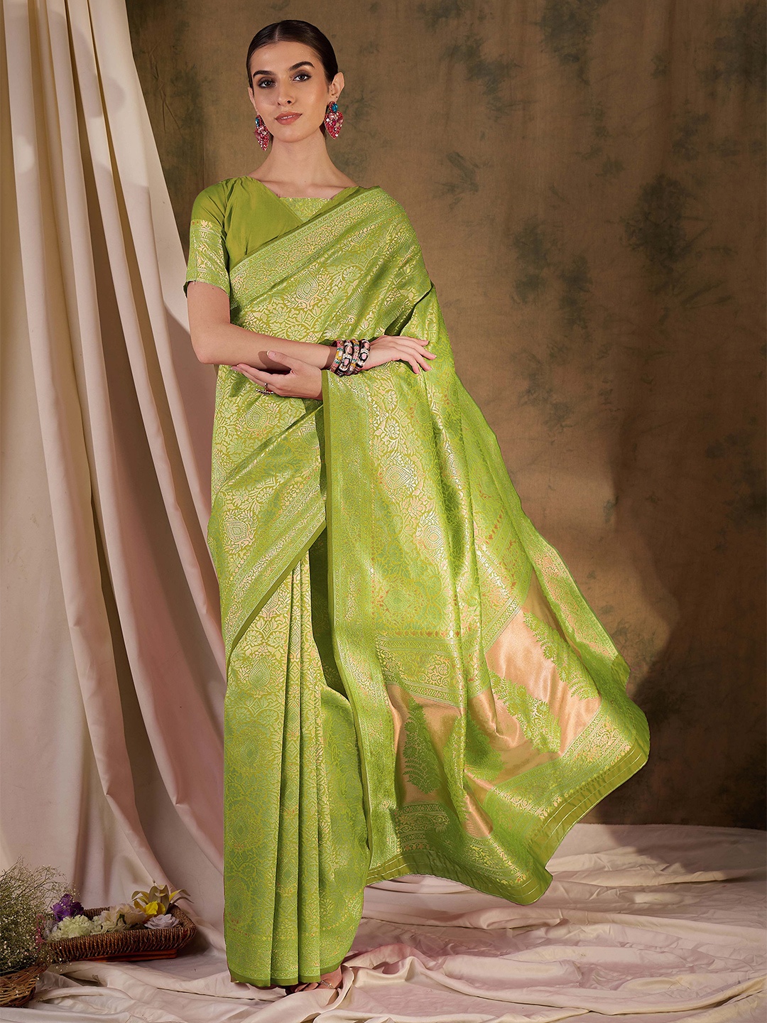 

DEVATITHI Ethnic Motifs Zari Silk Blend Banarasi Saree, Green