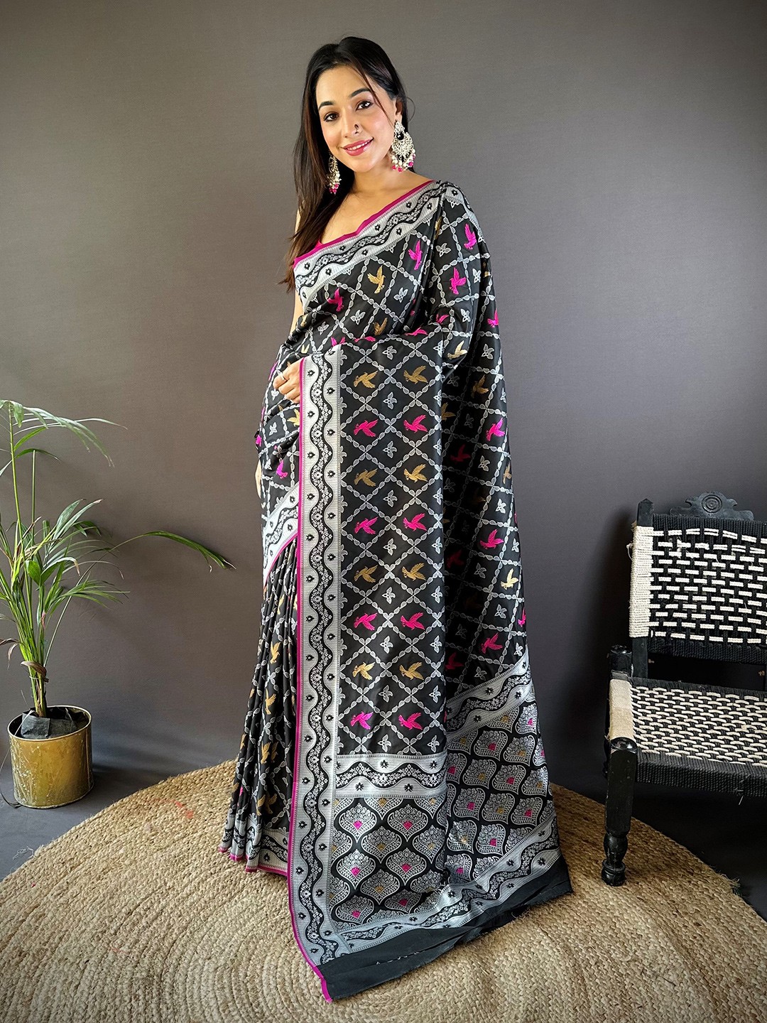 

HEER FASHION Woven Design Zari Saree, Black