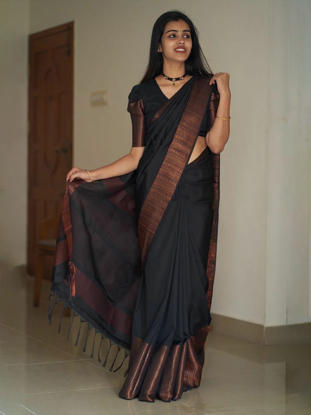 

bansari textiles Zari Banarasi Saree With Blouse Piece, Black