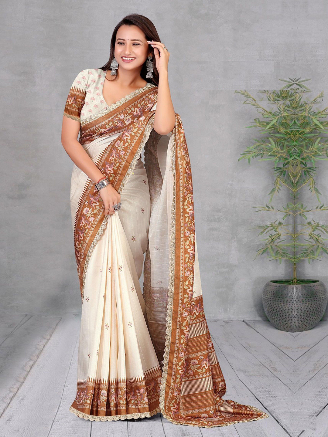 

Jaanvi Floral Printed Gotta Patti Saree, Off white