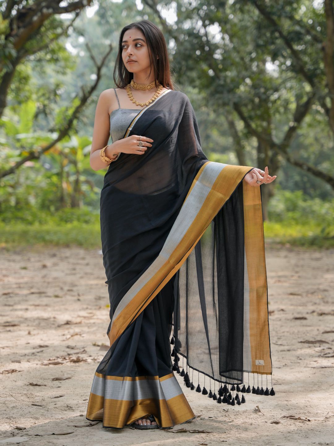 

Suta Black Color Cotton Zari Saree