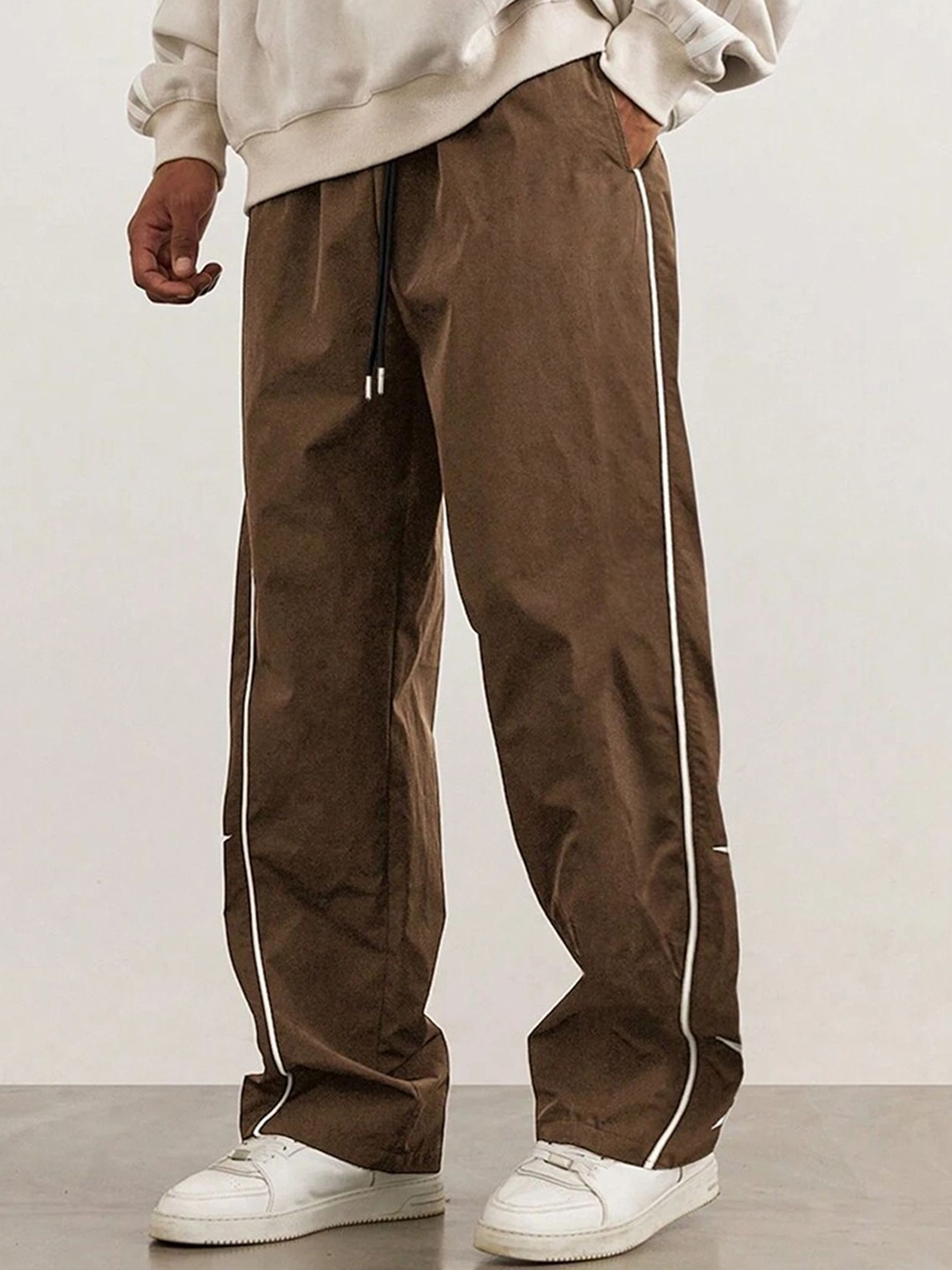 

StyleCast x Revolte Men Regular Fit Mid-Rise Trouser, Brown