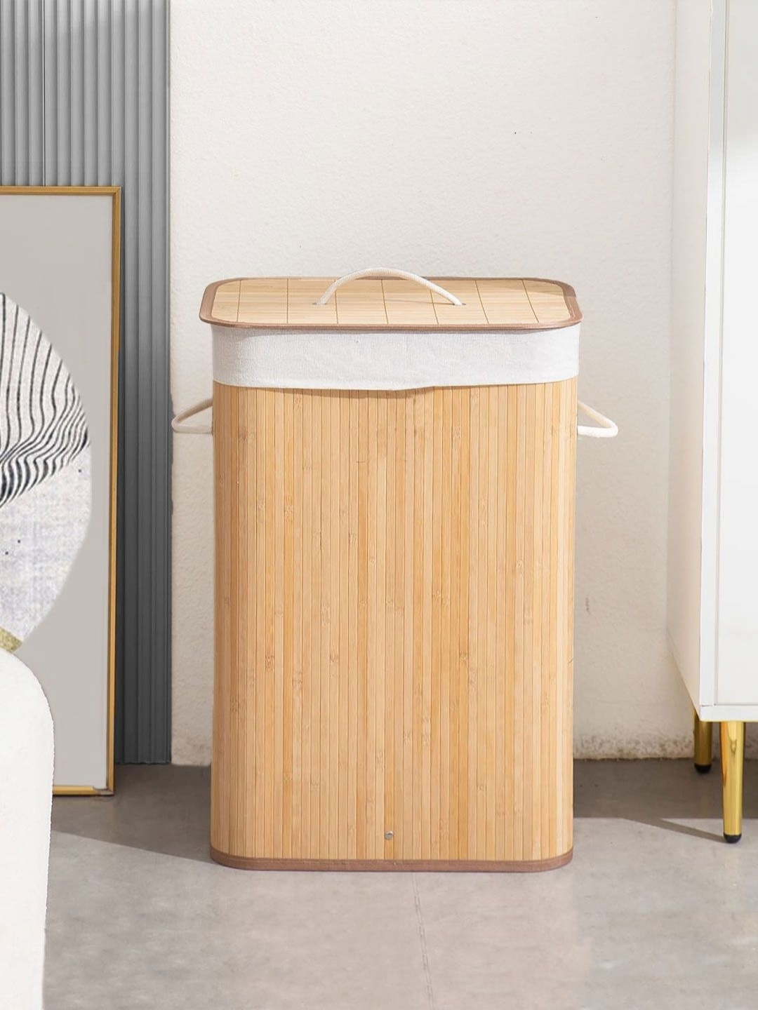 

LUXEHOME INTERNATIONAL Brown & White Wooden Laundry Bag