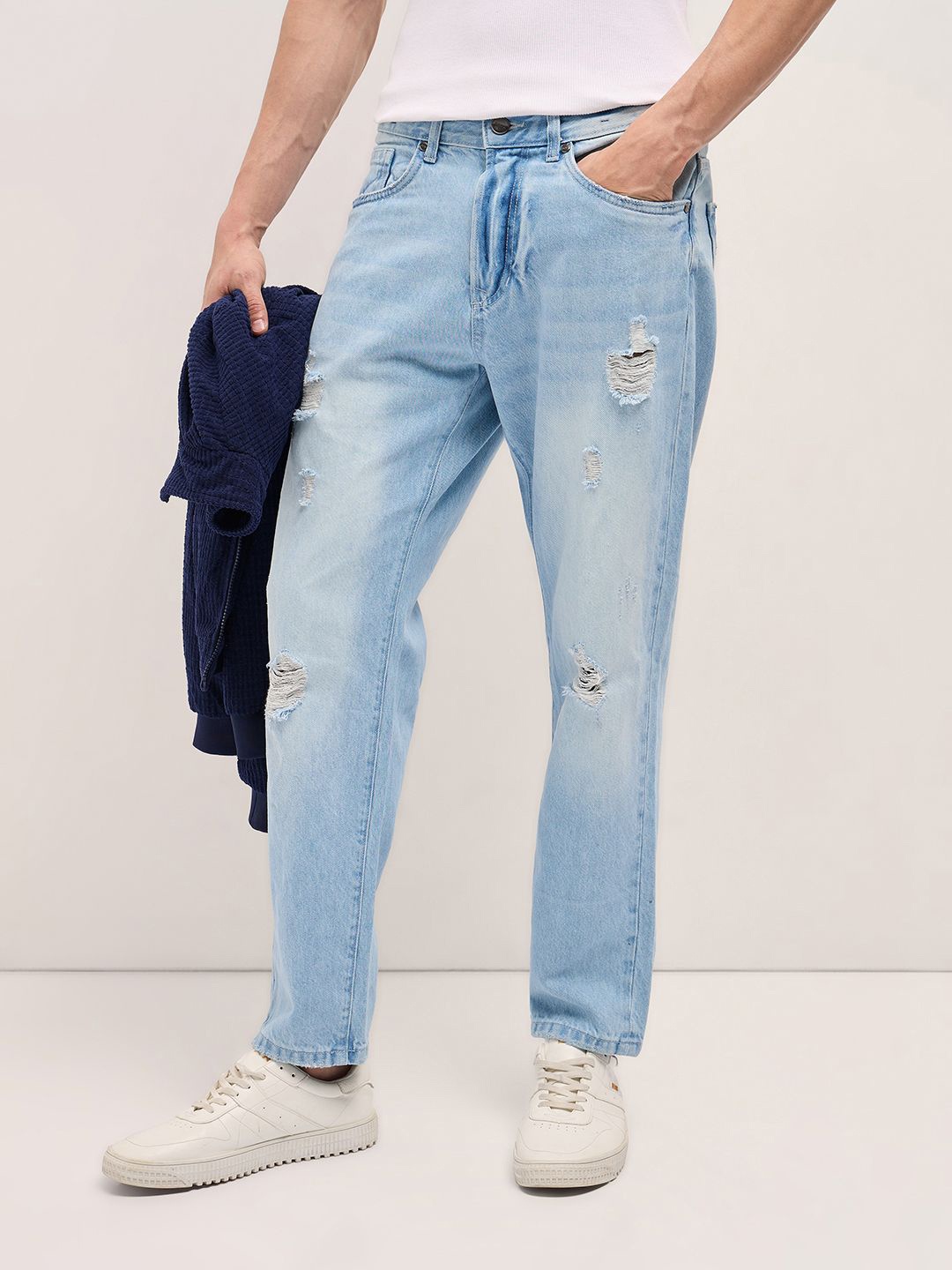 

THE BEAR HOUSE Men Light Blue Distressed Relaxed Fit Jeans