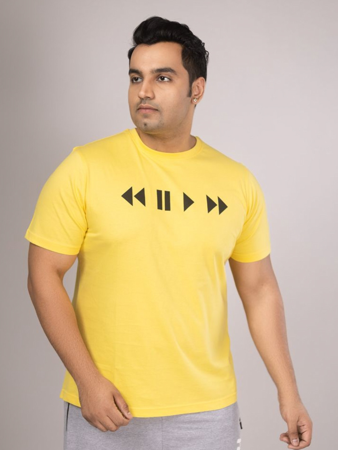 

Sizeupp Men Typography Printed Applique T-shirt, Yellow