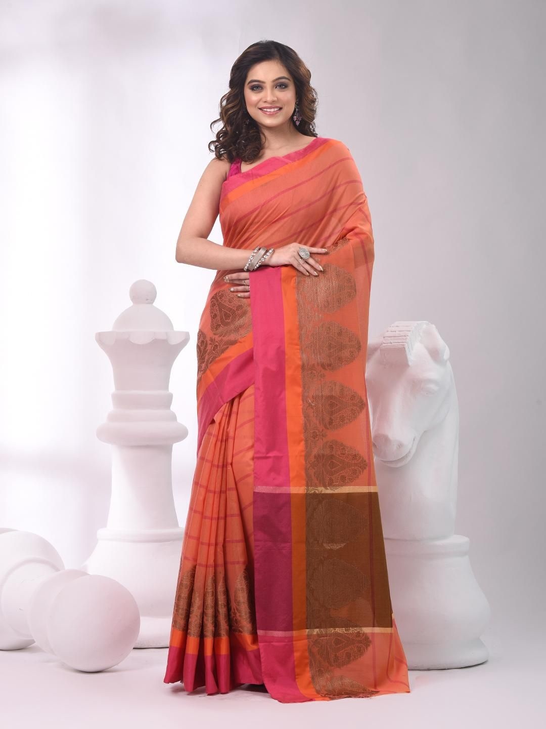 

VIBHAVARI Woven Design Zari Saree, Orange