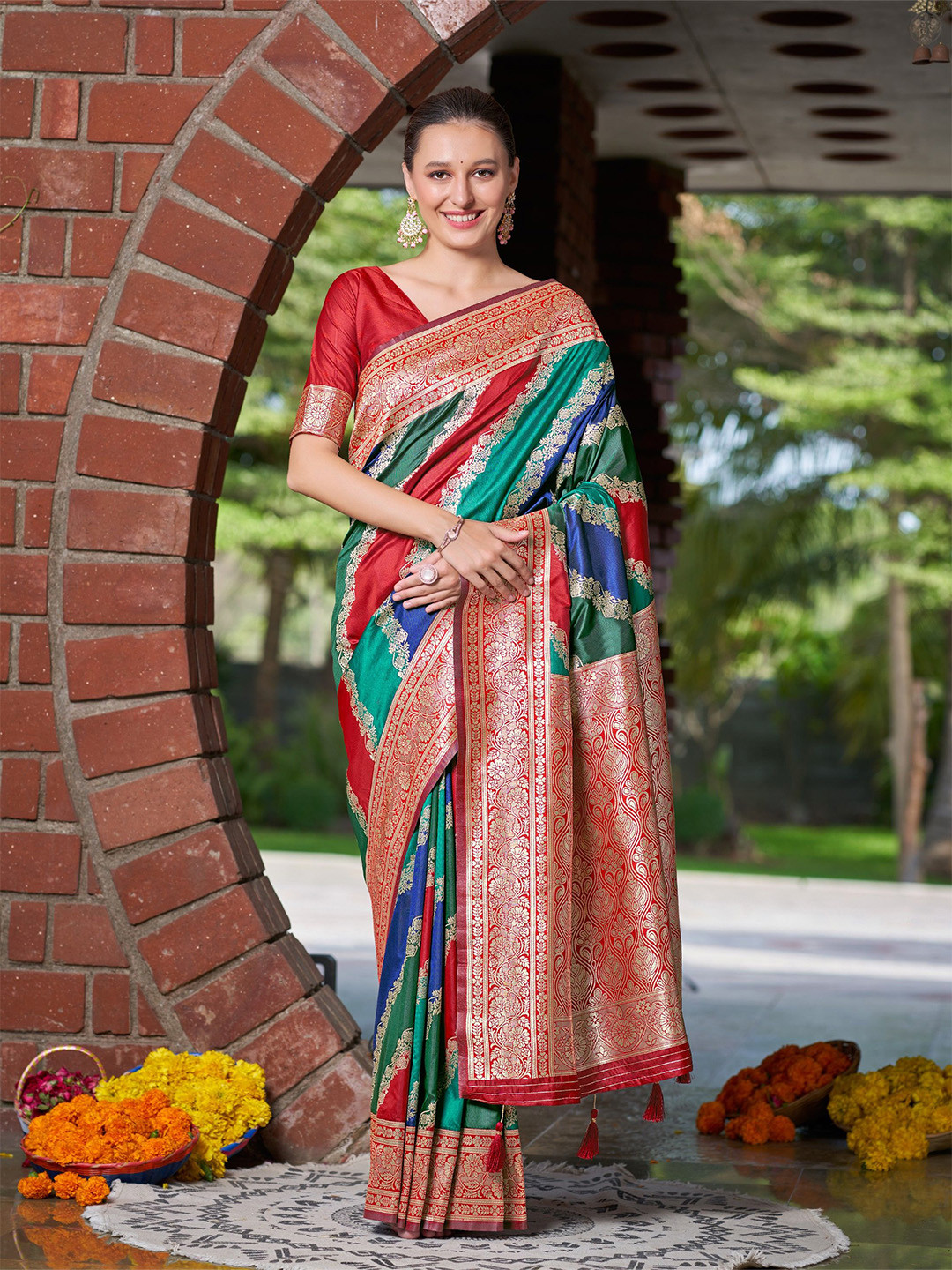 

SAREETHNIC Ethnic Motifs Woven Design Zari Pure Silk Banarasi Saree, Red