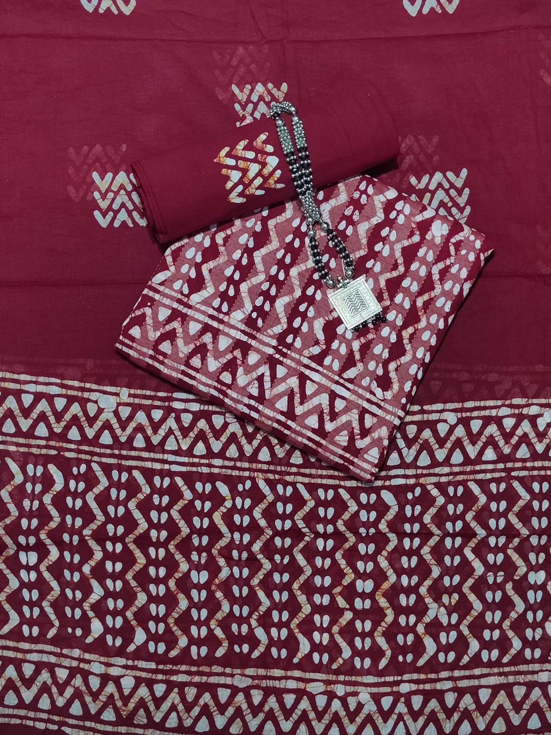 

Farooq Dyeing Geometric Printed Pure Cotton Unstitched Dress Material, Maroon