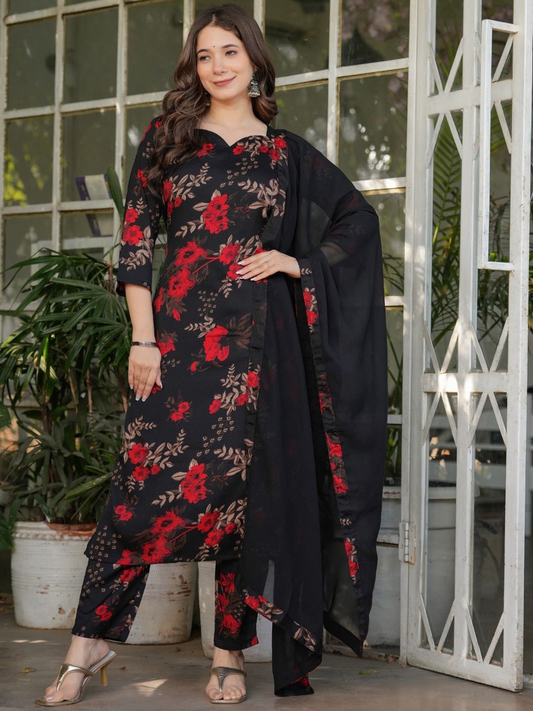 

Navlik Women Floral Printed Regular Kurta with Trousers & With Dupatta, Black