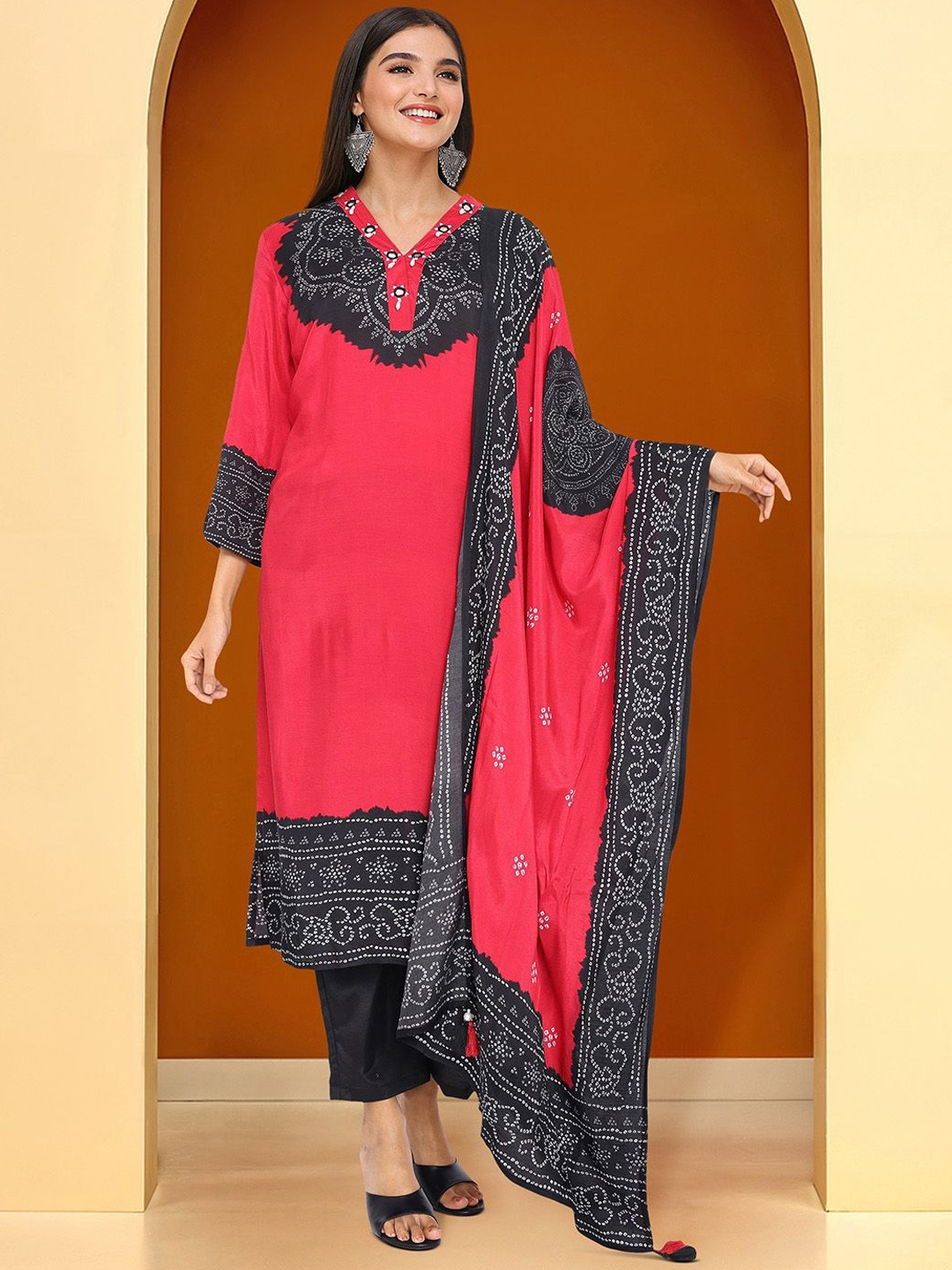 

Ishin Bhandani Printed V-Neck Straight Kurta With Trousers And Dupatta, Red