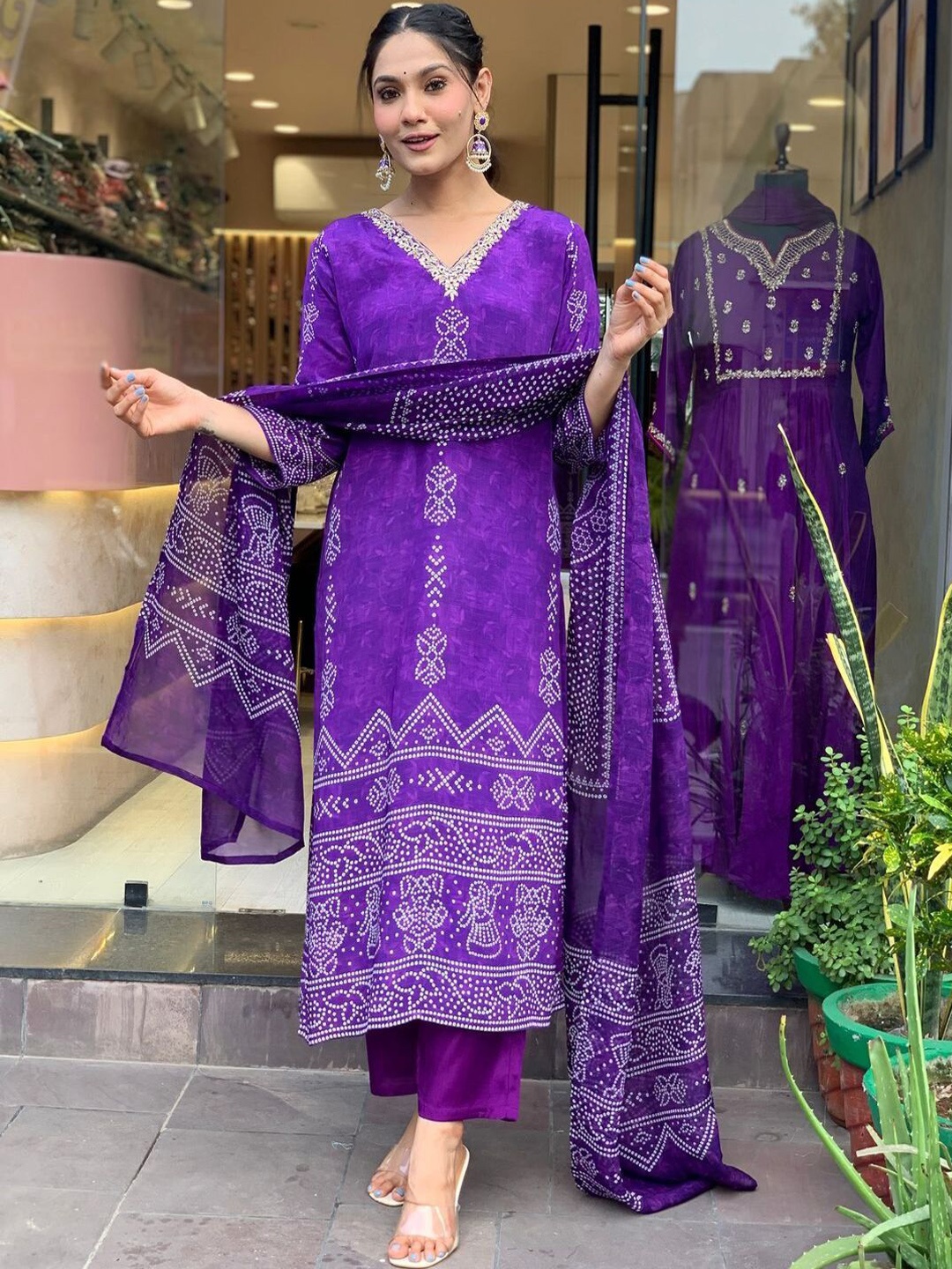 

ASCIIBLUES Women Bandhani Printed Regular Gotta Patti Kurta with Trousers & With Dupatta, Purple