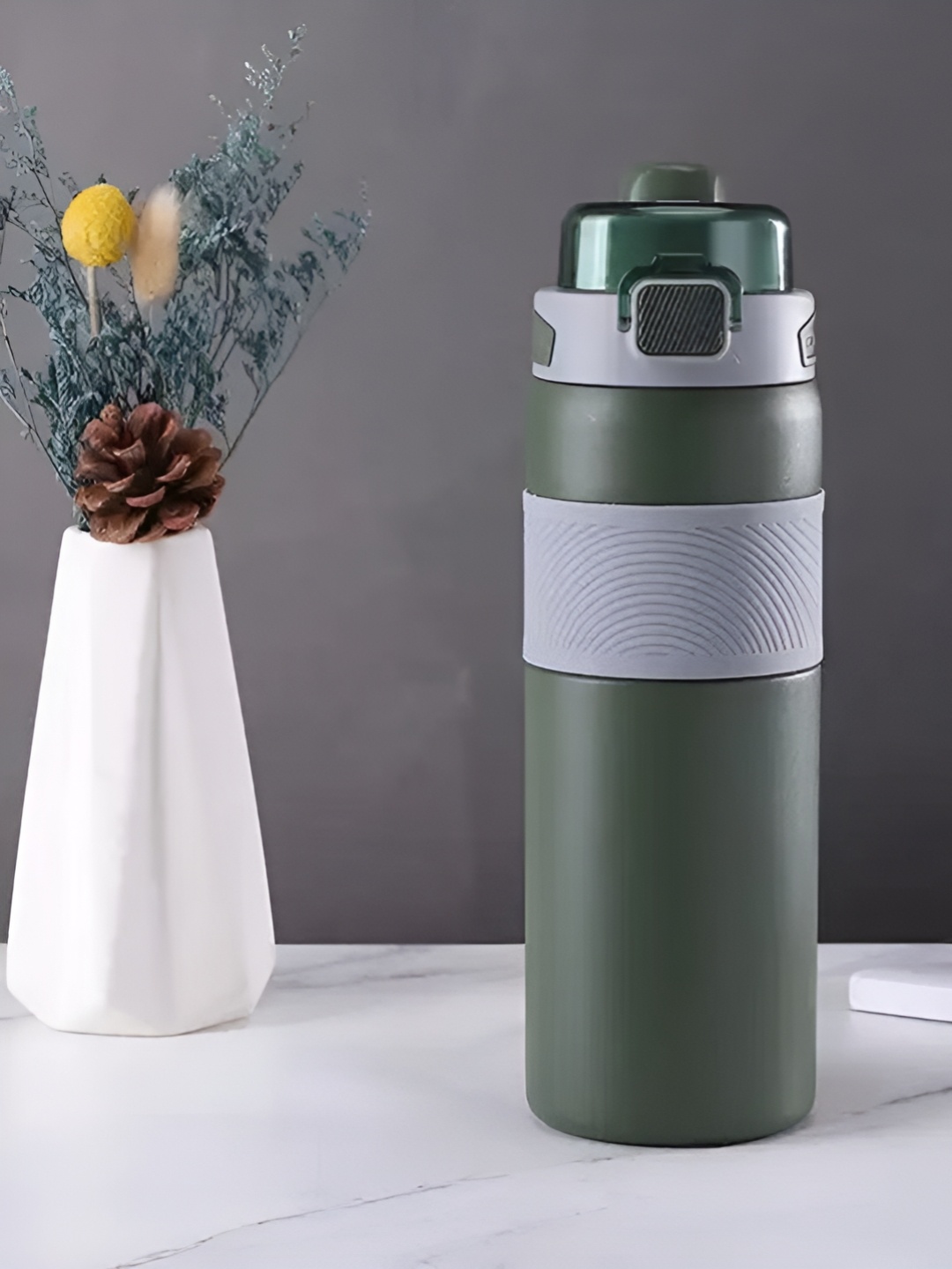 

MyneeMoe Green & Grey Single Stainless Steel Solid Water Bottle