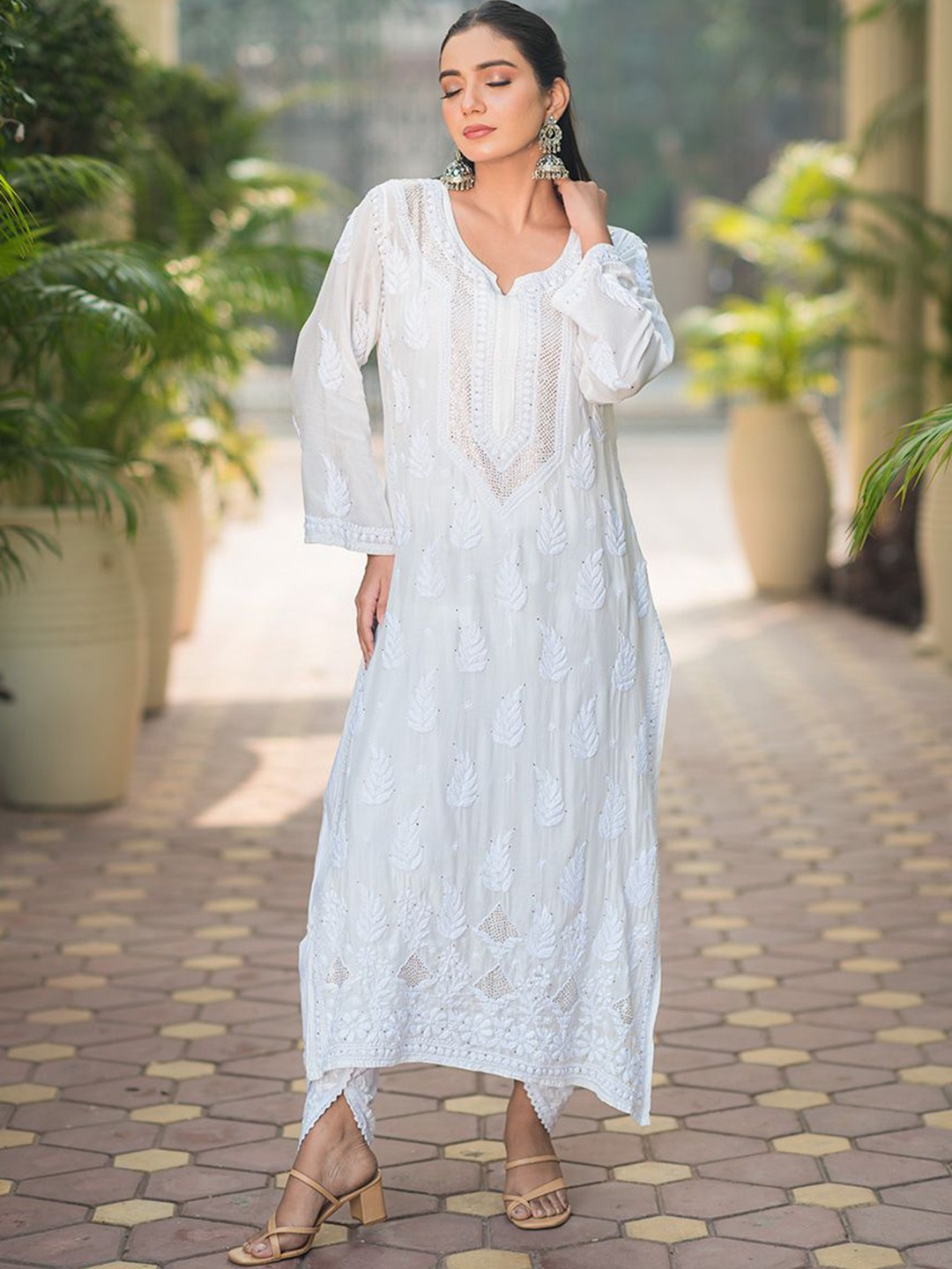 

Rangreza Ethnic Women Floral Embroidered Chikankari Muslin Mukaish Straight kurta, White