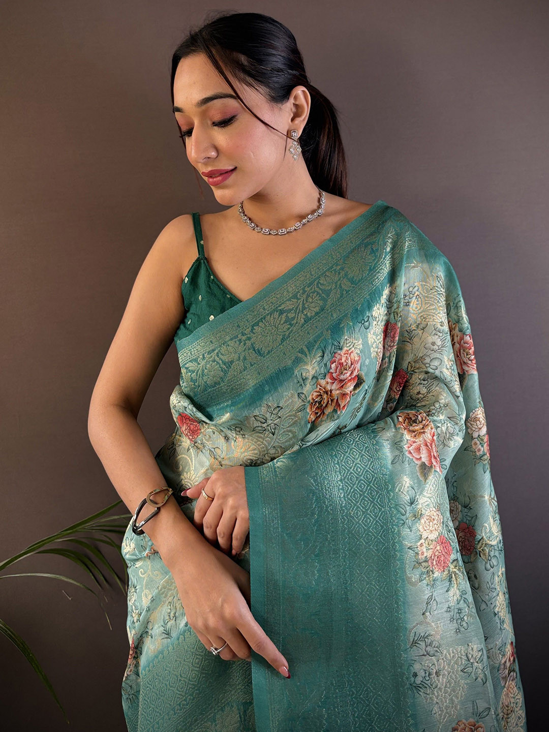 

HEER FASHION Floral Woven Design Zari Saree, Green
