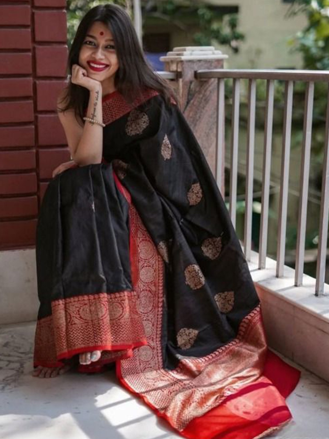 

bansari textiles Woven Design Zari Silk Blend Kanjeevaram Saree, Black