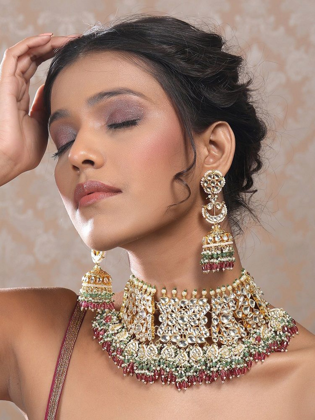

AURAA TRENDS Gold-Plated Kundan-Studded & Beaded Jewellery Set