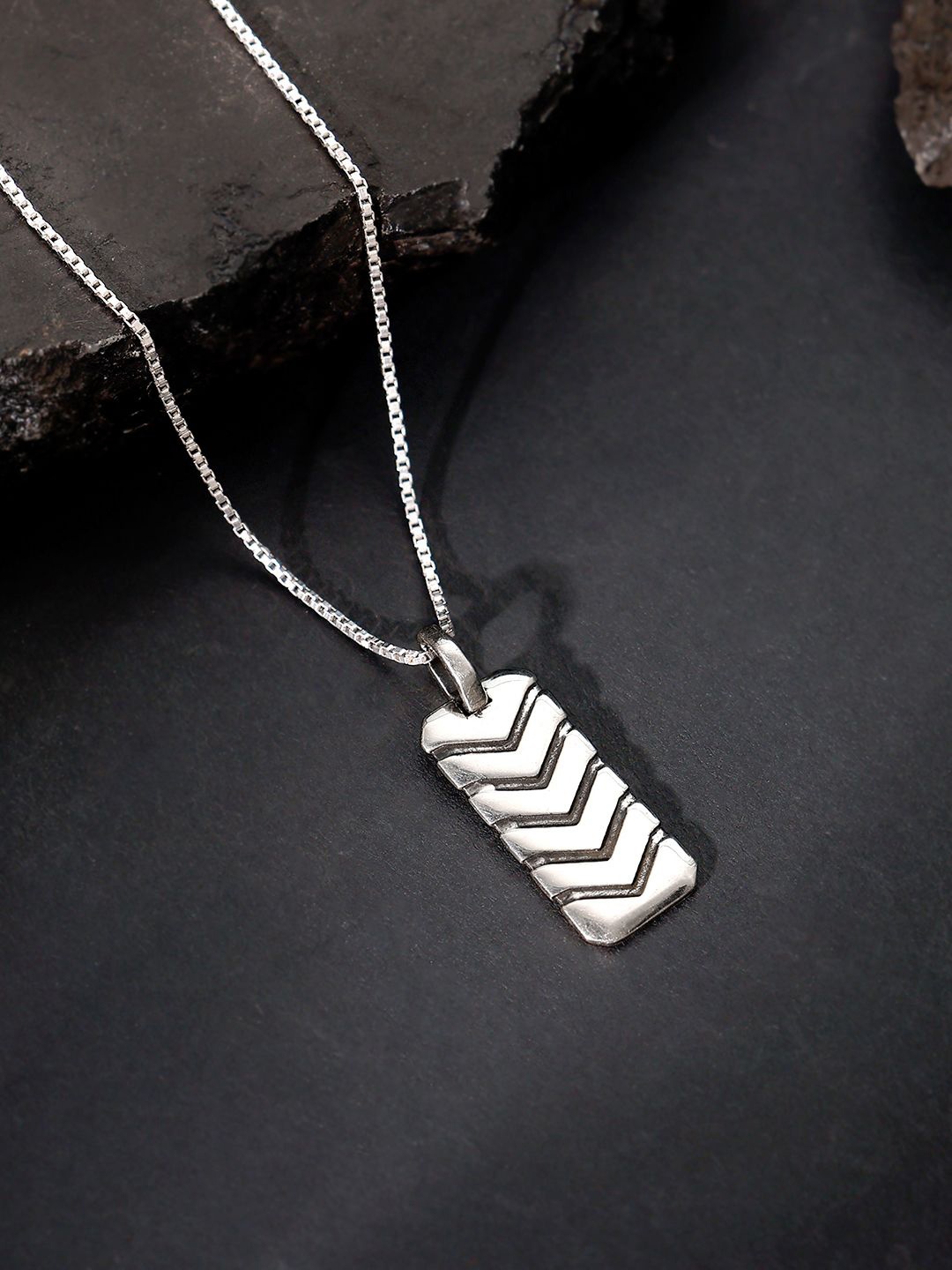 

GIVA Men 925 Sterling Silver Rhodium-Plated Oxidised Retro Pendant With Chain