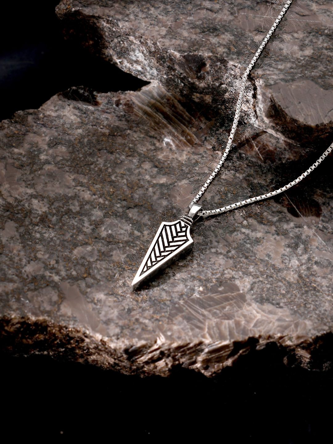 

GIVA Men 925 Sterling Silver Rhodium-Plated Oxidised Arrow Pendant With Chain