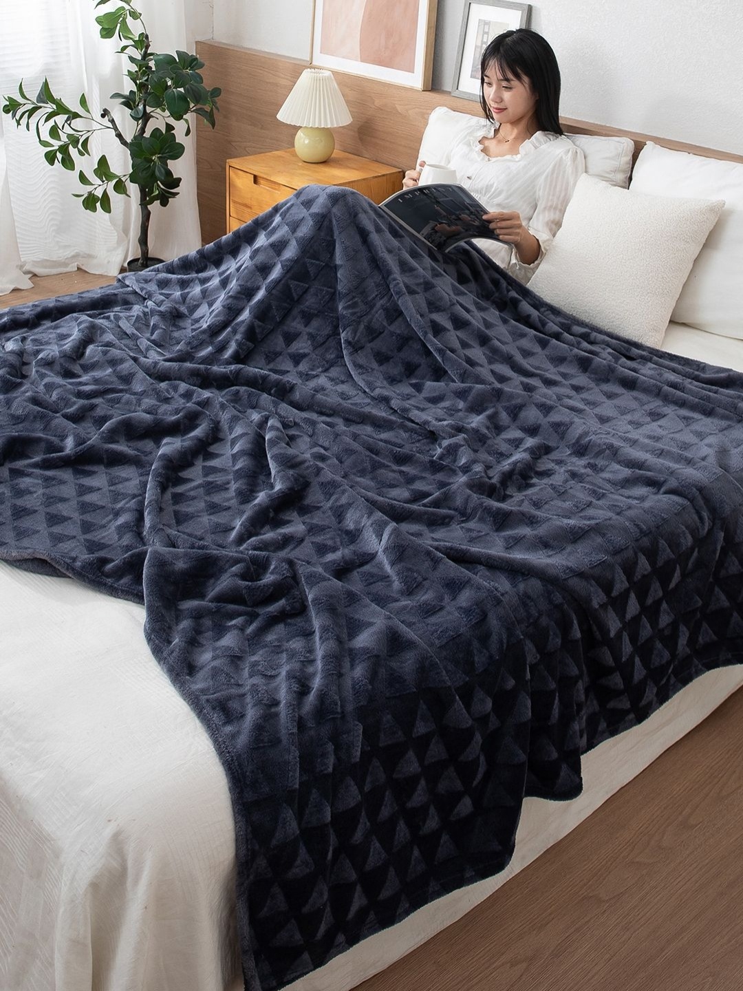 

HOKIPO Grey Fleece AC Room 210 GSM Double Bed Blanket