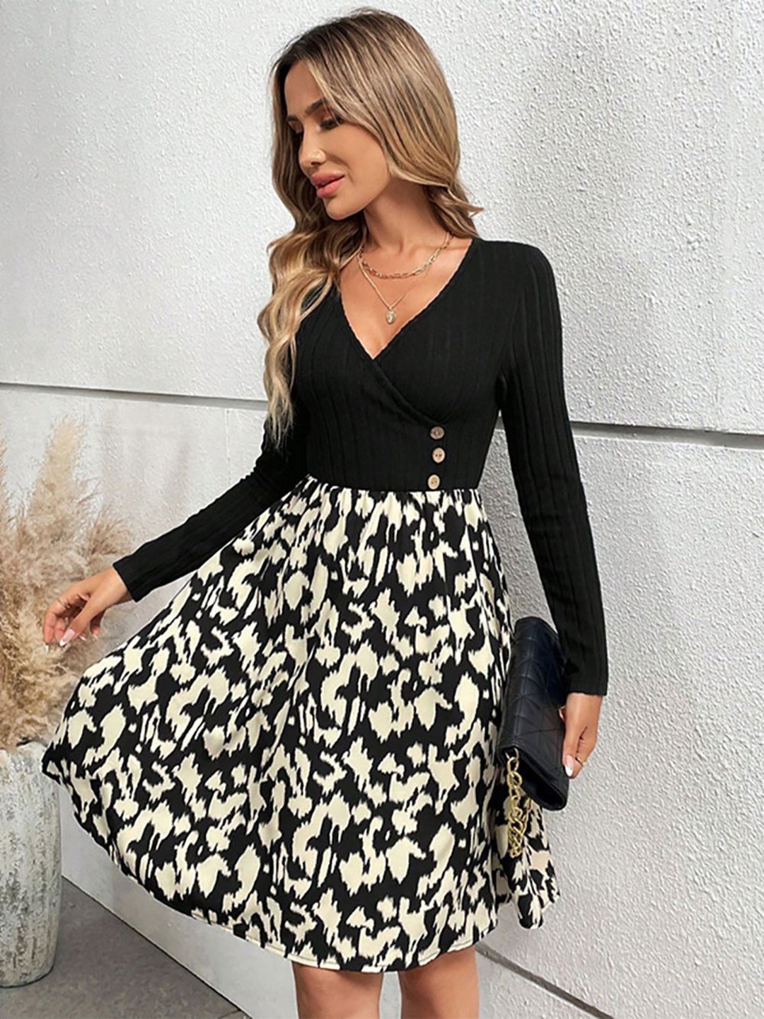 

StyleCast x Revolte Abstract Printed V-Neck Long Sleeves Fit & Flare Dress, Black