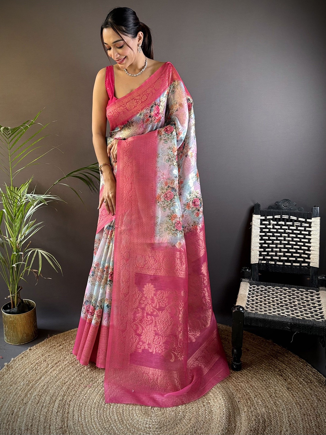 

HEER FASHION Floral Woven Design Zari Saree, Green