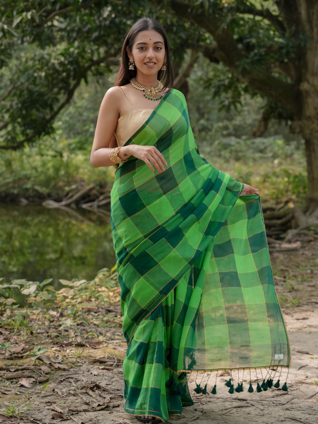

Suta Green Color Cotton Zari Gotta Patti Saree