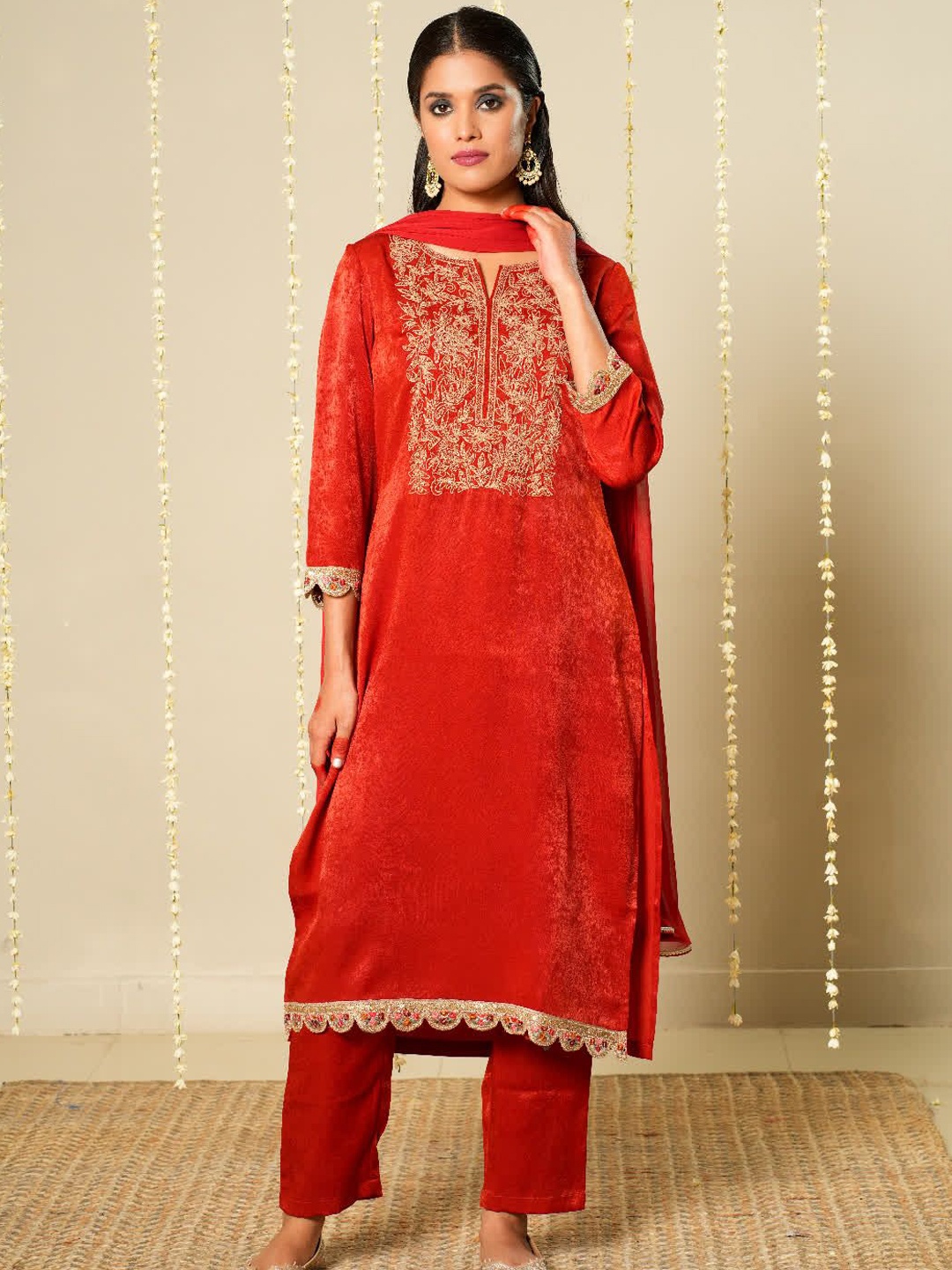 

Sangria Women Velvet Ethnic Kurta Set, Red