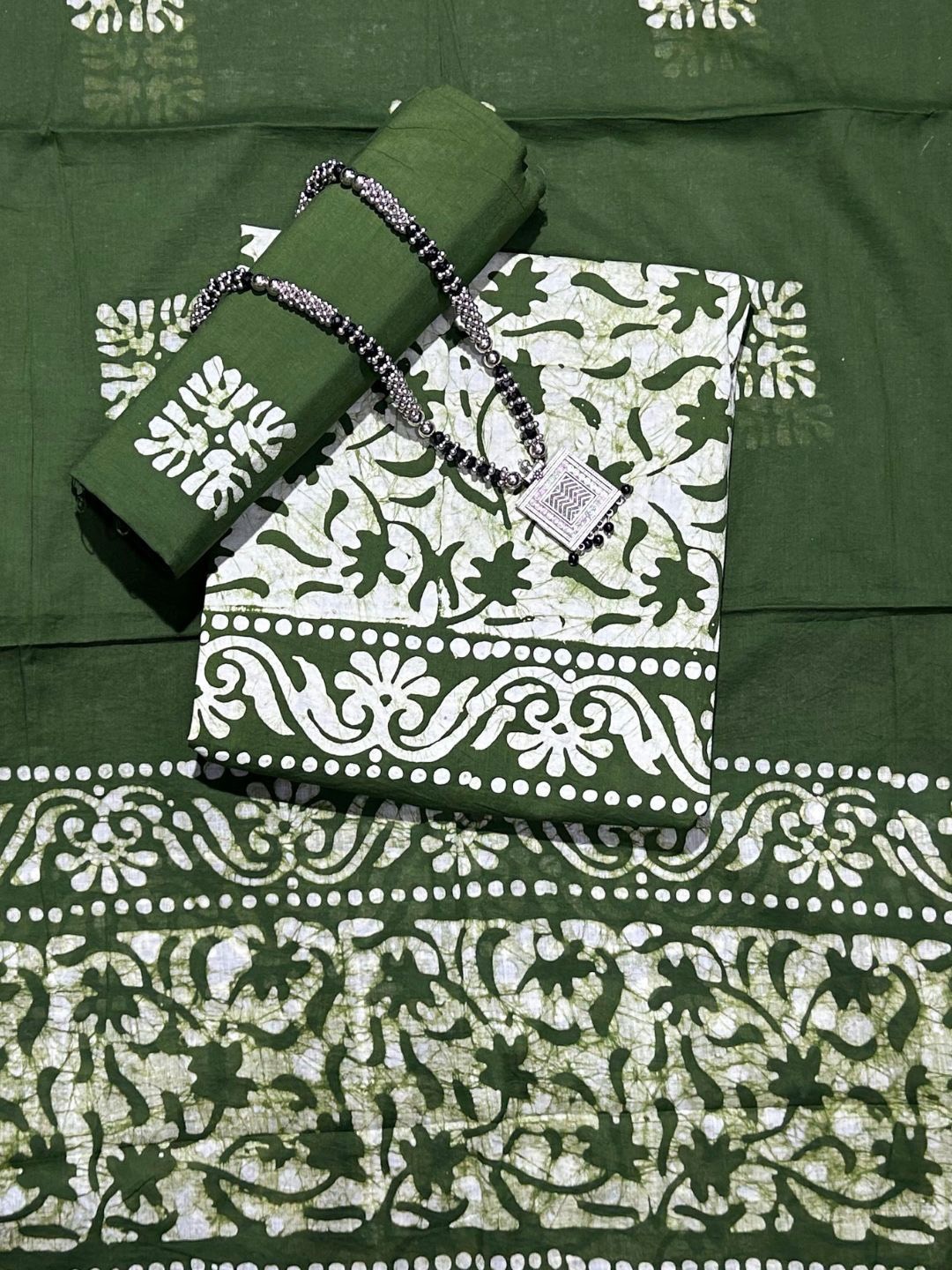 

Farooq Dyeing Floral Printed Pure Cotton Unstitched Dress Material, Green