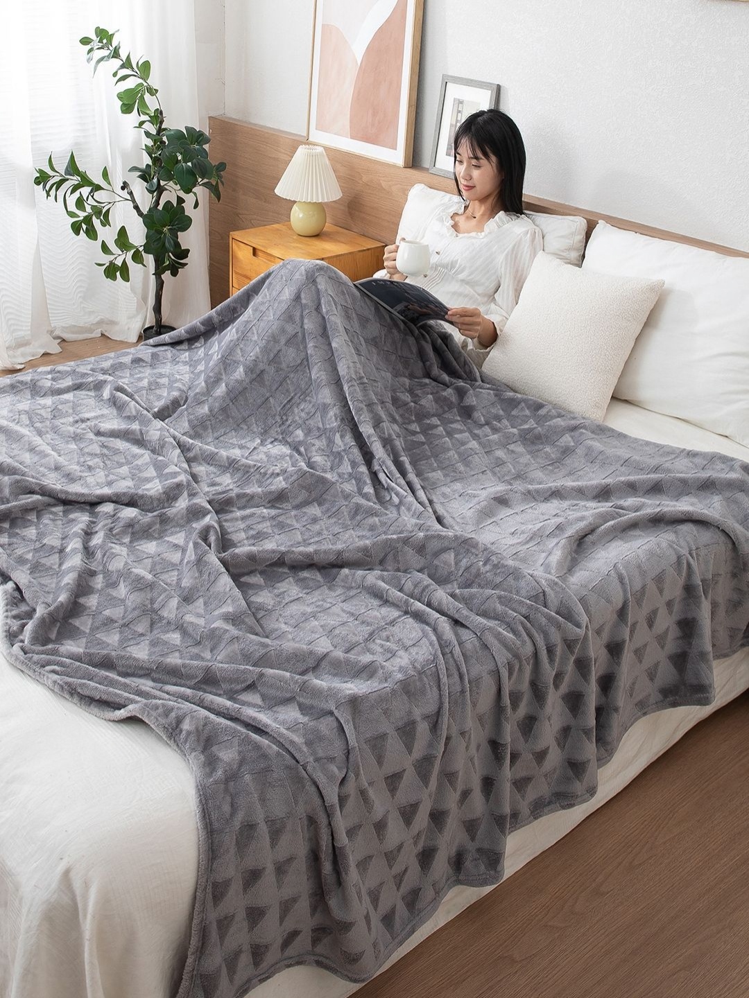 

HOKIPO Grey Fleece AC Room 210 GSM Double Bed Blanket