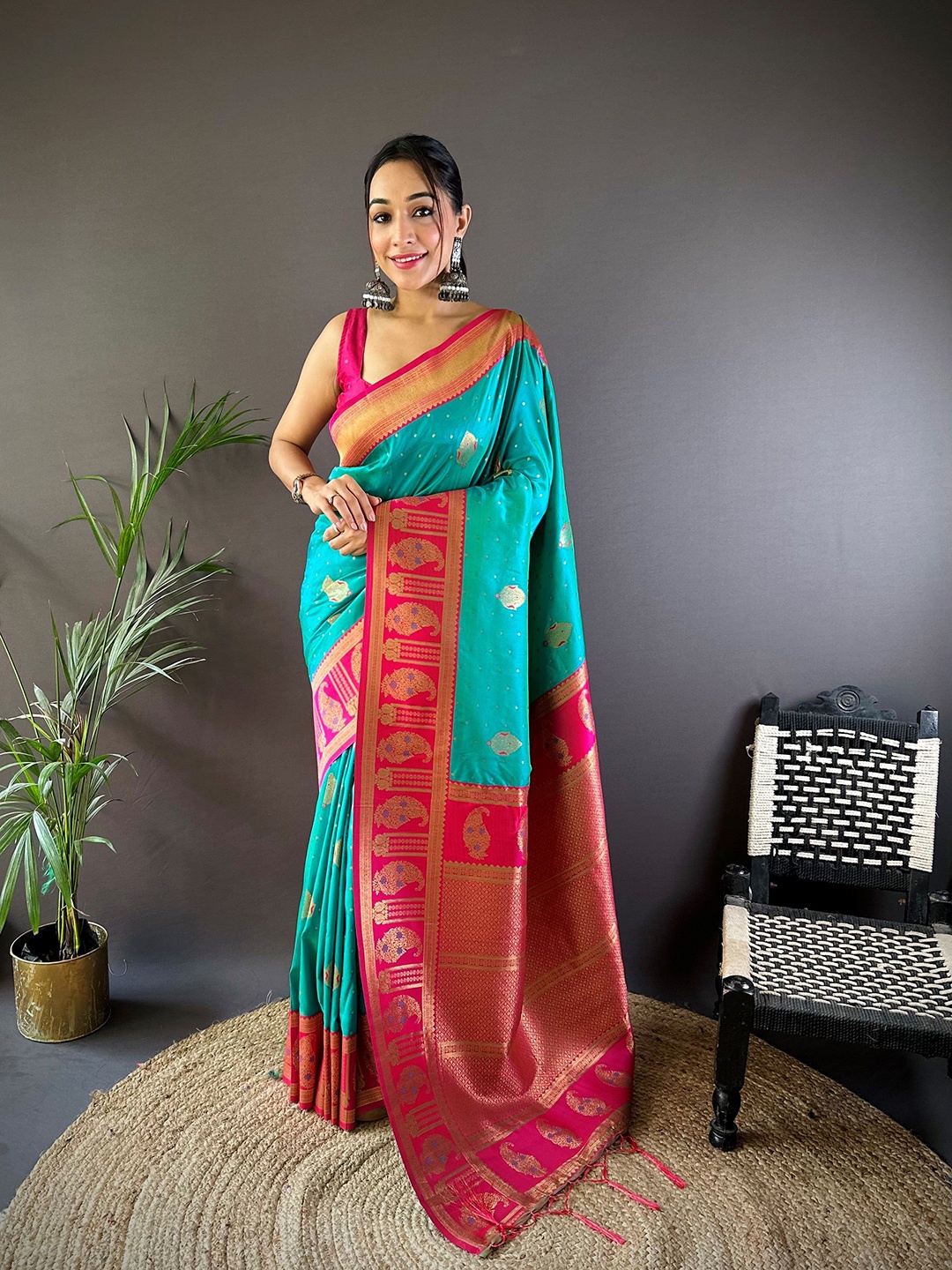 

HEER FASHION Woven Design Banarasi Saree, Green