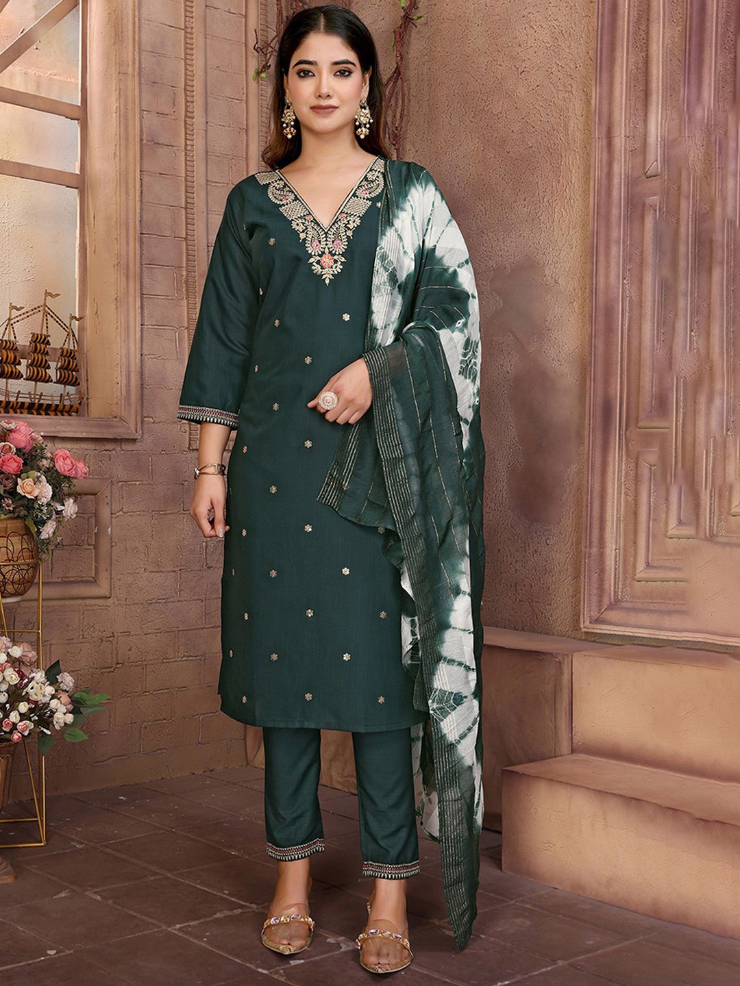 

DIVASTRI Floral Embroidered Straight Thread Work Kurta With Trousers And Dupatta, Green