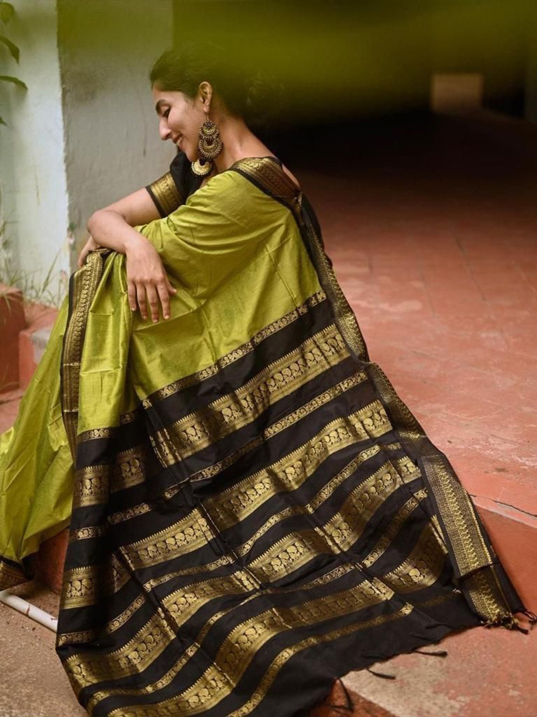 

bansari textiles Woven Design Zari Gadwal Saree, Green