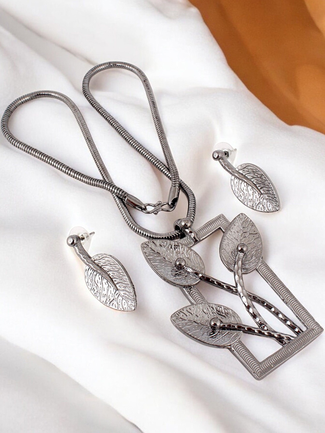 

LUCKY JEWELLERY Silver-Plated Oxidised Leaf Shaped Necklace With Earrings