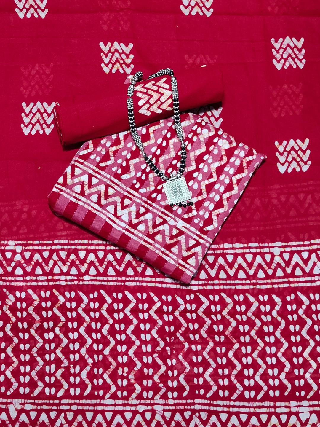 

Farooq Dyeing Geometric Printed Pure Cotton Unstitched Dress Material, Red