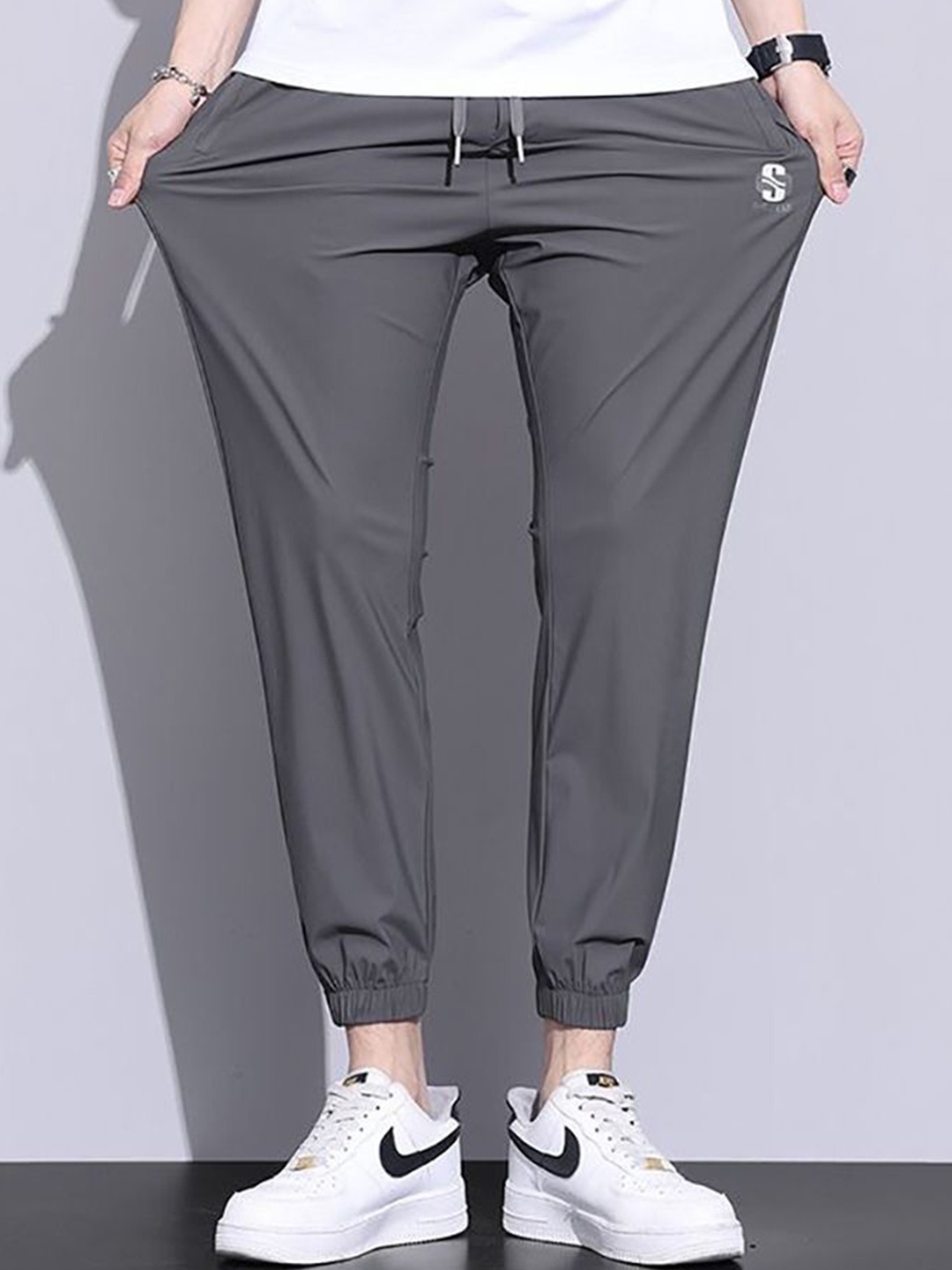 

StyleCast x Revolte Men Mid-Rise Stretchable Joggers, Grey
