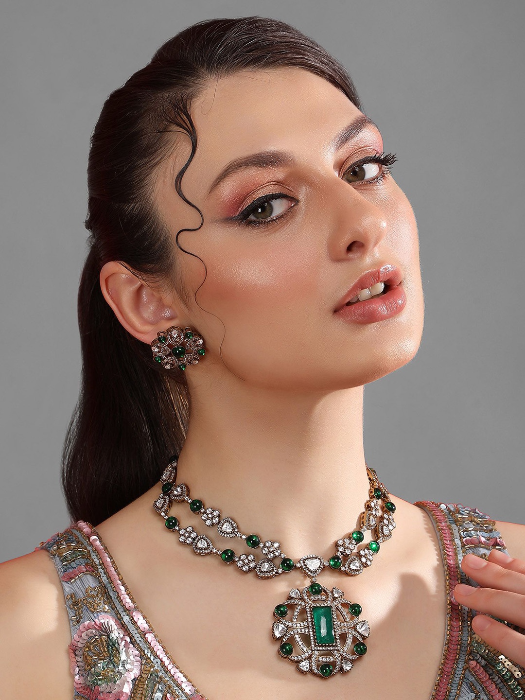 

AURAA TRENDS Gold-Plated Kundan-Studded & Beaded Jewellery Set