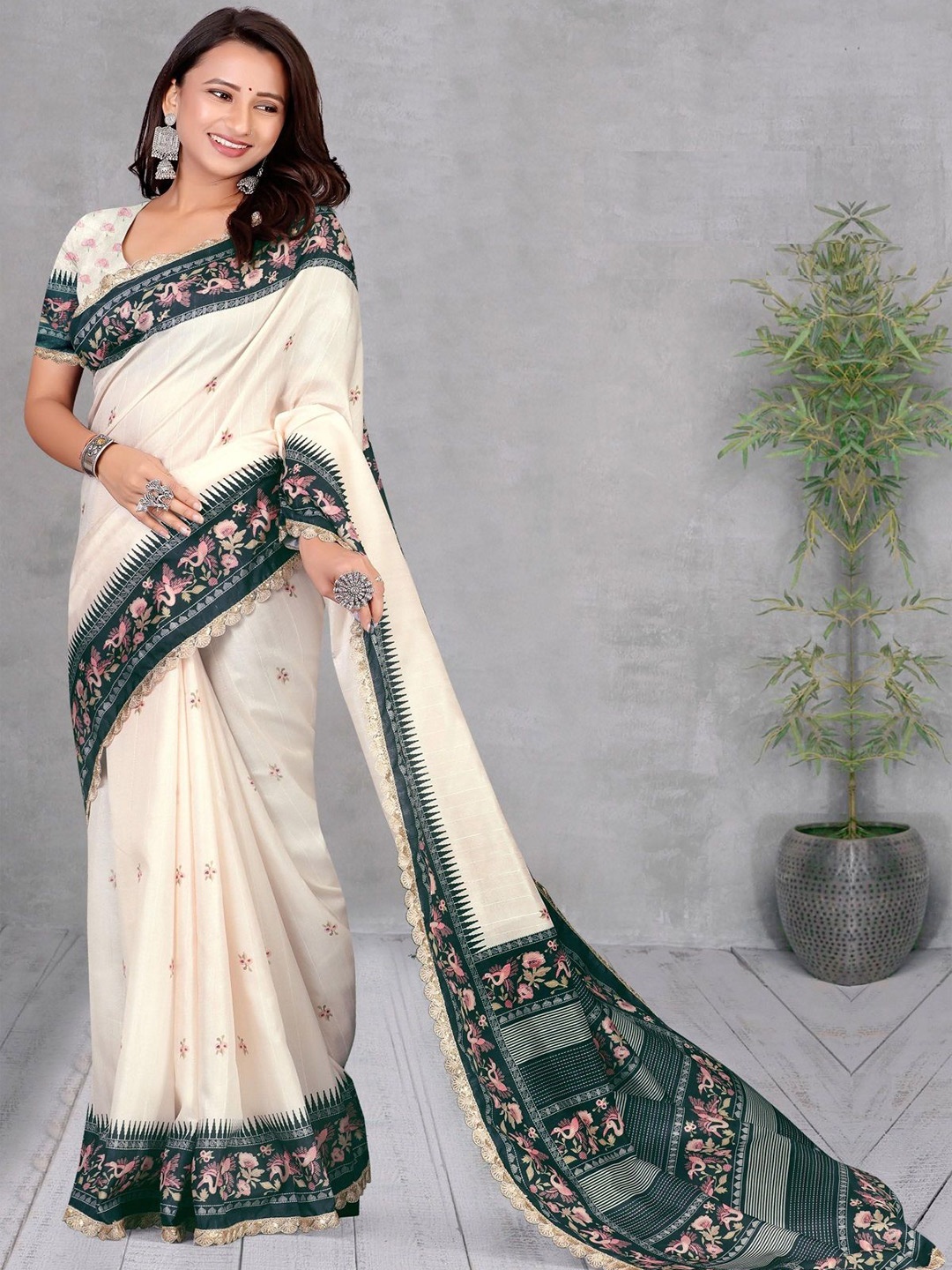 

Jaanvi Floral Printed Saree, Off white
