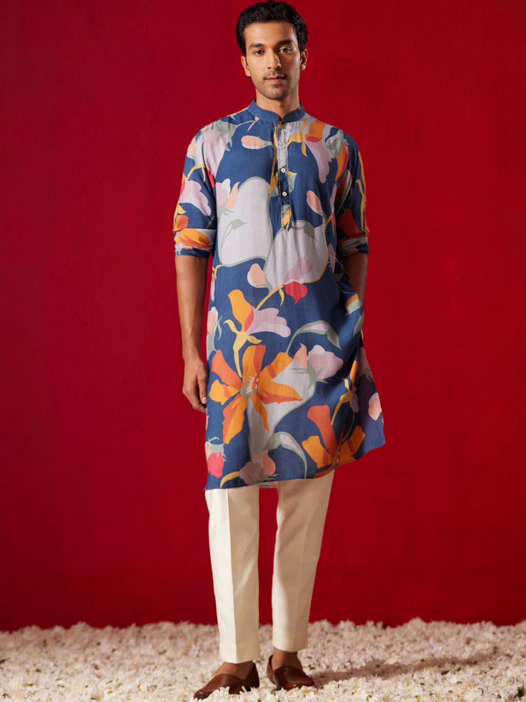 

VASTRAMAY Floral Printed Mandarin Collar Straight Kurta With Trousers, Blue