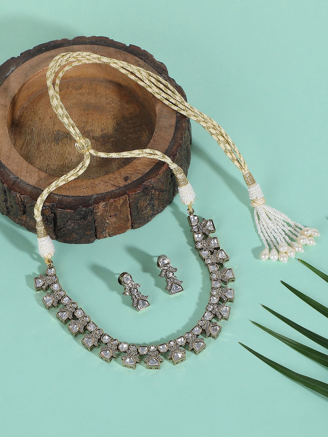

AURAA TRENDS Elegant Gold-Plated Artificial Stones Studded Jewellery Set