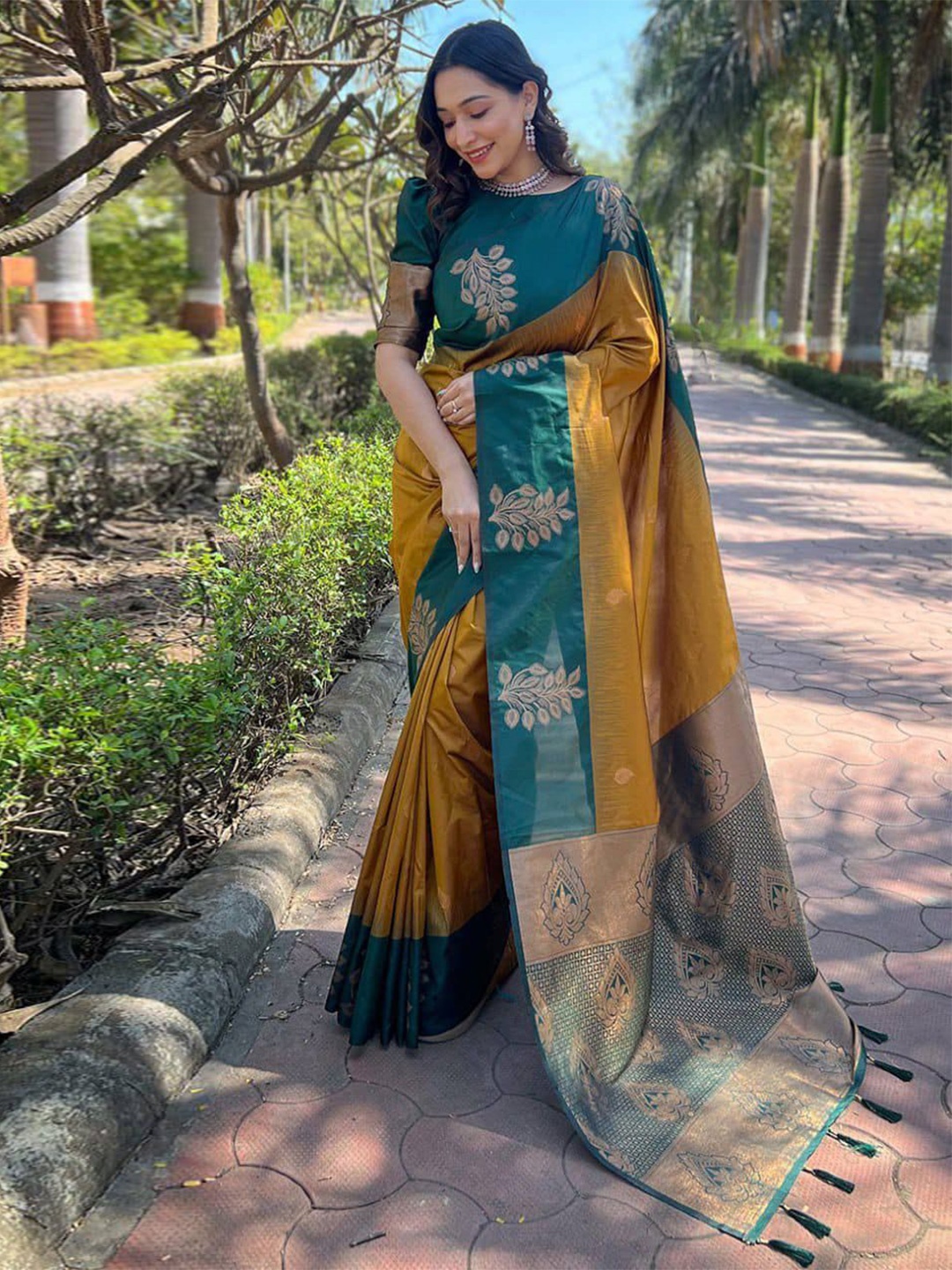 

bansari textiles Woven Design Kanjeevaram Saree, Yellow