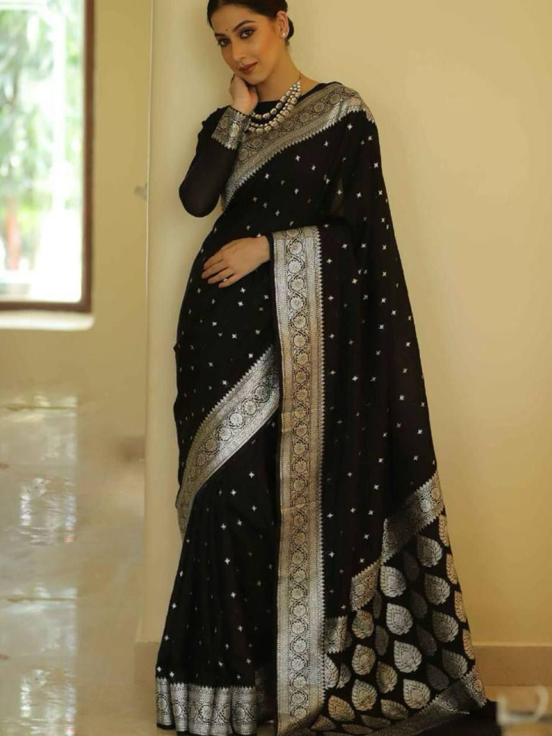 

bansari textiles Zari Jute Silk Kanjeevaram Saree, Black