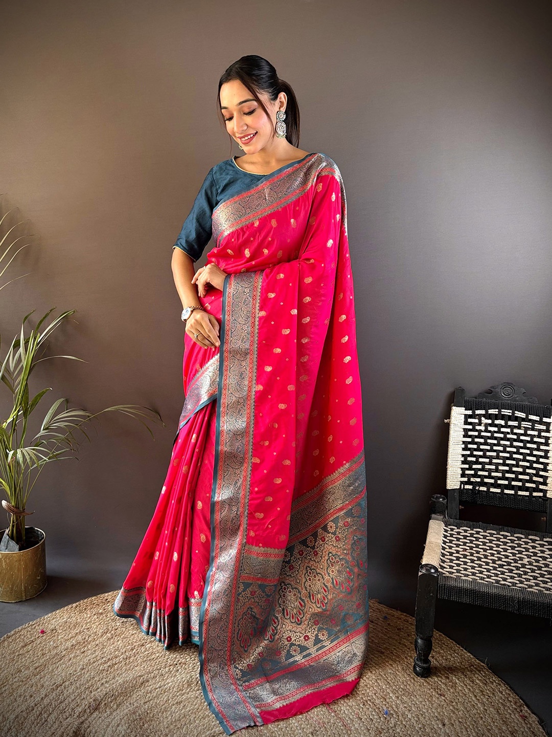 

HEER FASHION Woven Design Zari Banarasi Saree, Pink