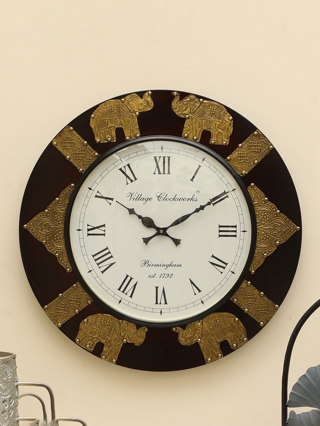 

vedas C-Palo White & Black Round Shaped Heritage Polished Wall Clock