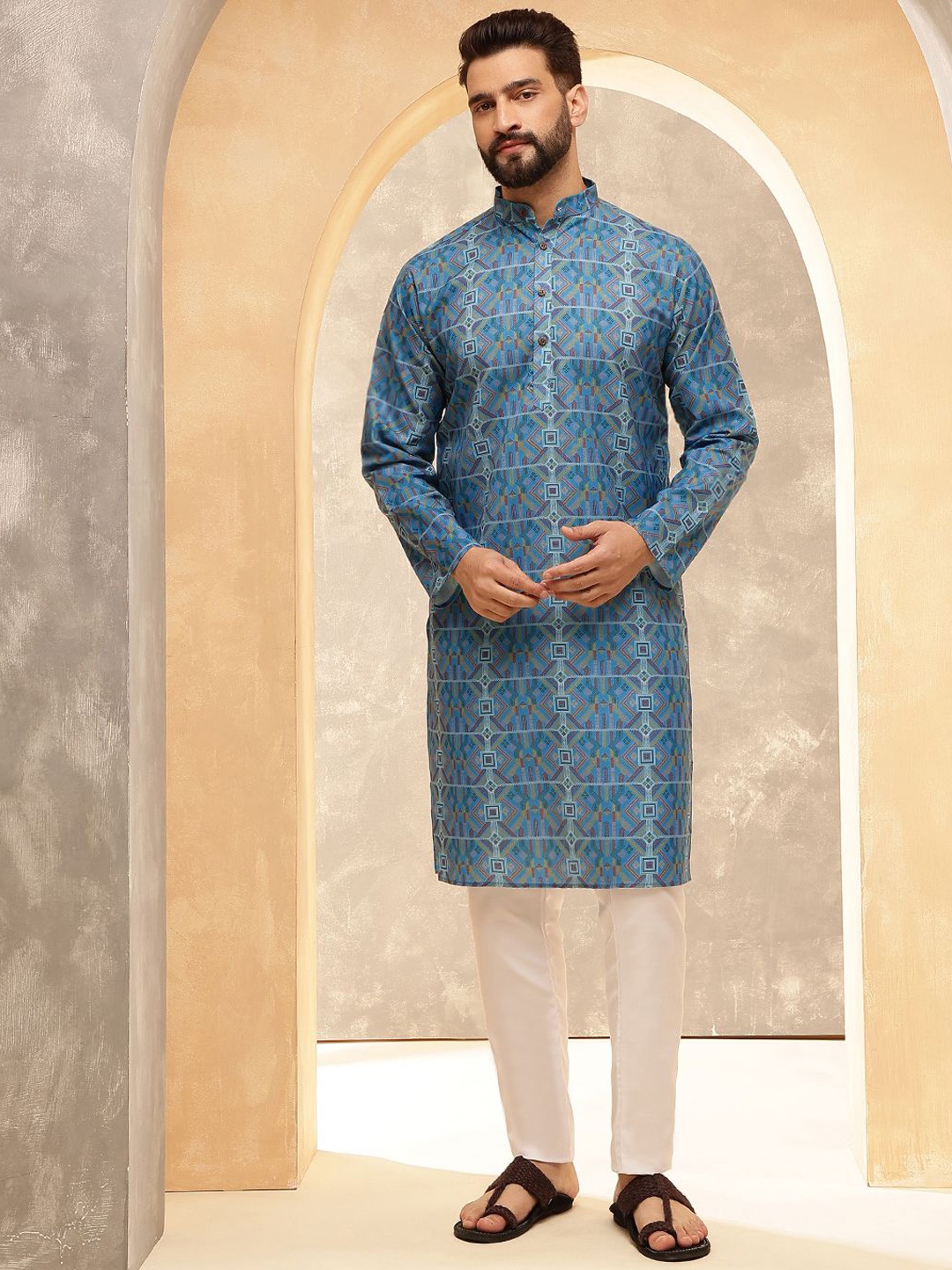 

SOJANYA Men Geometric Embroidered Kurta, Blue