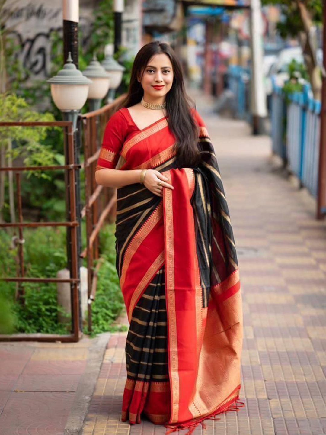 

bansari textiles Woven Design Zari Kanjeevaram Saree, Black