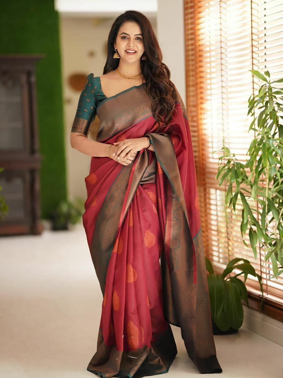 

bansari textiles Woven Design Zari Silk Blend Kanjeevaram Saree, Maroon