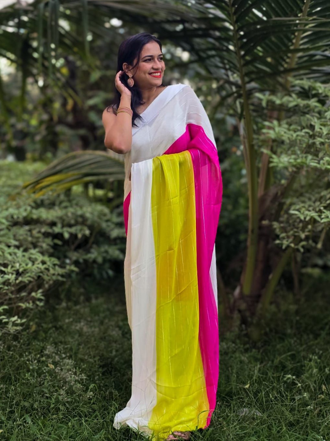 

Apaapi Threads of glory Colourblocked Poly Chiffon Saree, White